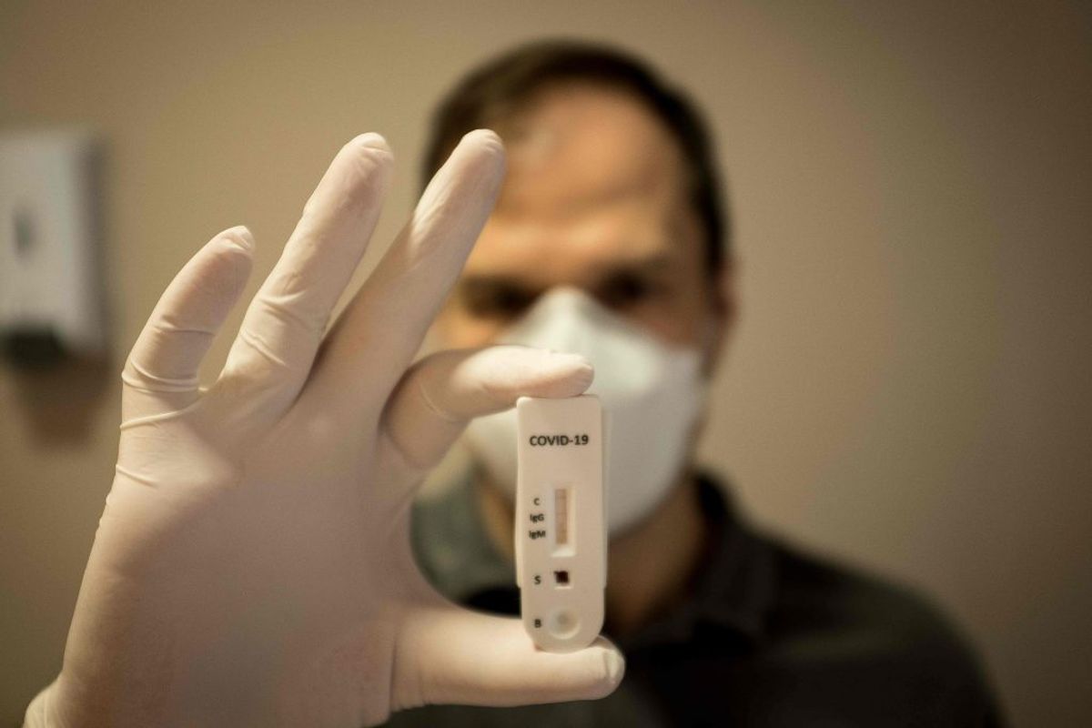 Hvis du har milde symptomer og har haft tæt kontakt med en person, der er testet positiv for coronavirus. KLIK VIDERE OG SE, HVORDAN TESTEN FOREGÅR. varer ved over flere dage uden bedring. Kilder: Sundhedsstyrelsen, Politi.dk, Rigshospitalet, Region Sjælland/Ritzau (Photo by FLORIAN PLAUCHEUR / AFP)