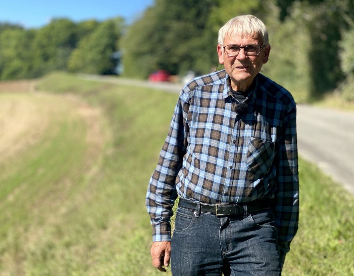 Ib Salomon mener, kommunen har nølet i dens vurdering af grøftekantsslåning. Foto: Louise Fischer/TV2 Østjylland.