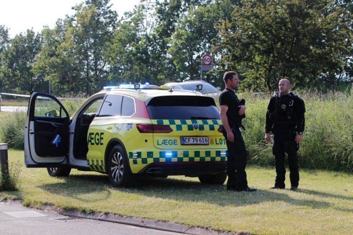 Politiet på gerningsstedet, hvor to mænd blev dræbt af skud. Foto: Presse-fotos.dk.