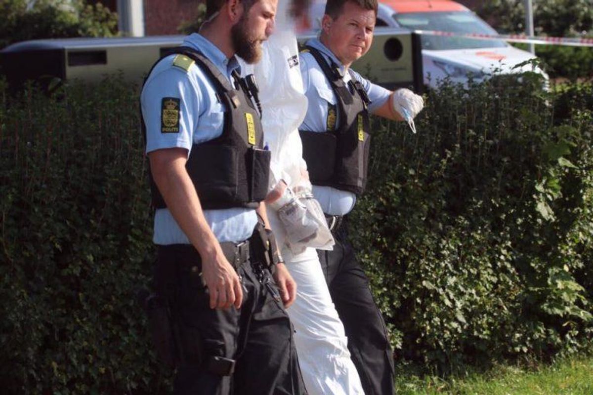 Politiet på gerningsstedet, hvor to mænd blev dræbt af skud. Foto: Presse-fotos.dk.