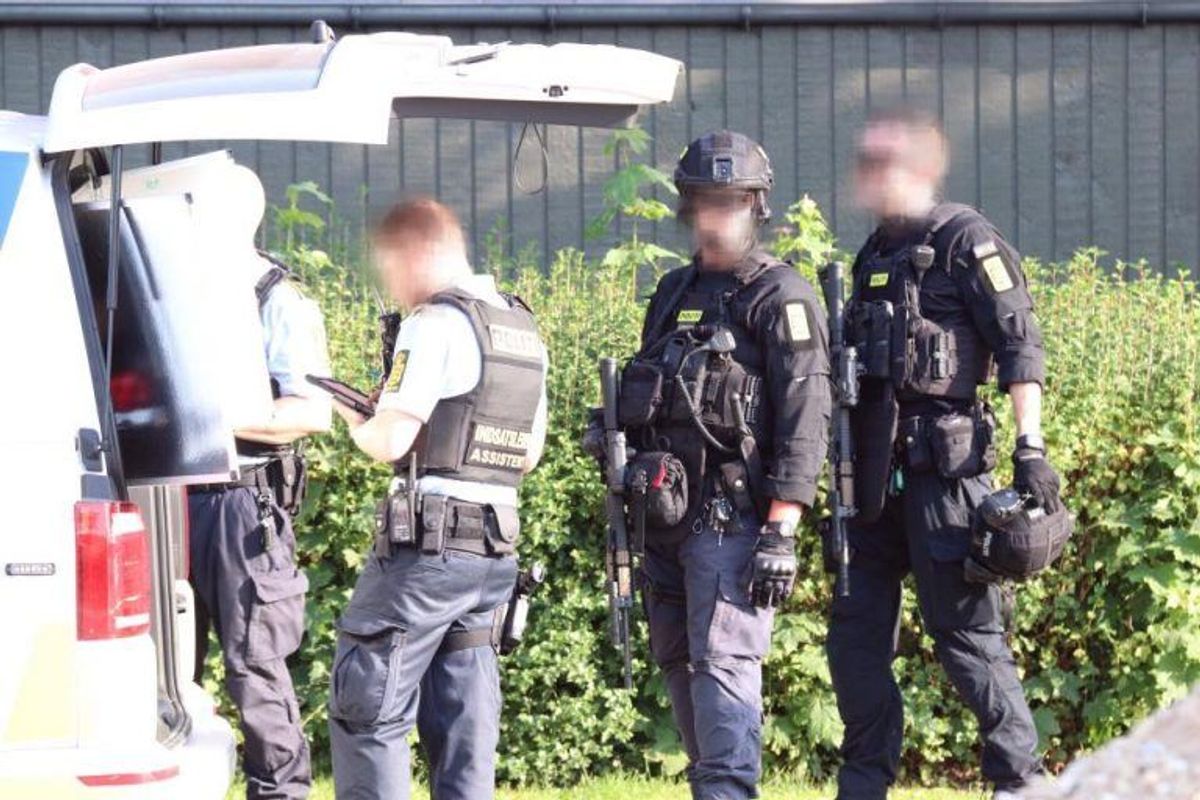 Politiet på gerningsstedet, hvor to mænd blev dræbt af skud. Foto: Presse-fotos.dk.
