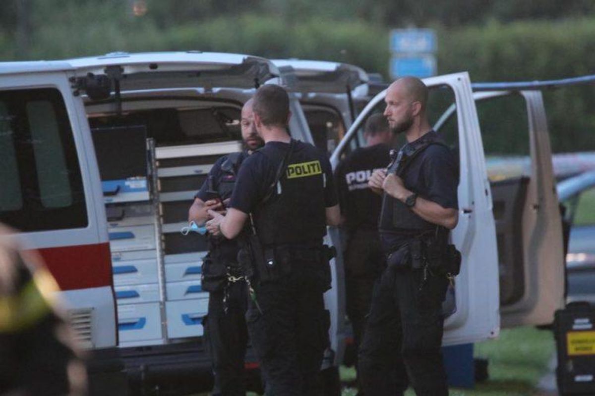 Politiet på gerningsstedet, hvor to mænd blev dræbt af skud. Foto: Presse-fotos.dk.