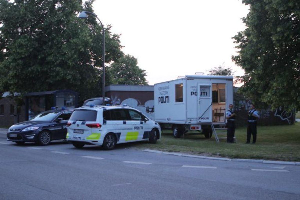 Politiet på gerningsstedet, hvor to mænd blev dræbt af skud. Foto: Presse-fotos.dk.