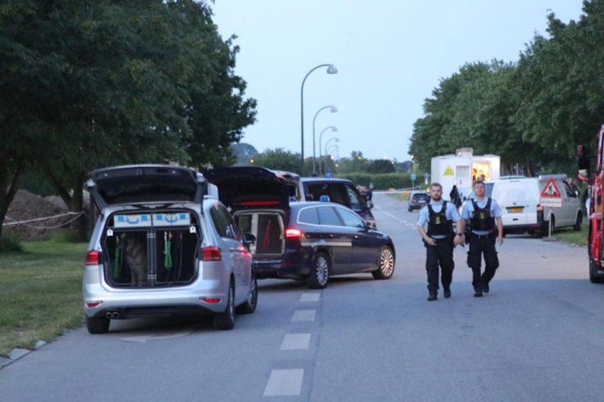 Politiet på gerningsstedet, hvor to mænd blev dræbt af skud. Foto: Presse-fotos.dk.