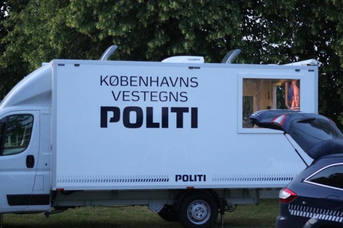 Politiet på gerningsstedet, hvor to mænd blev dræbt af skud. Foto: Presse-fotos.dk.