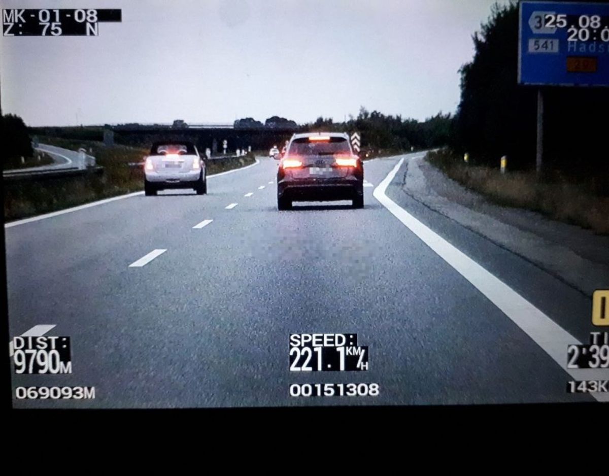 Over de 10 kilometer blev føreren af Audien målt til at køre mere end 200 kilometer i timen. Foto: Politiet.