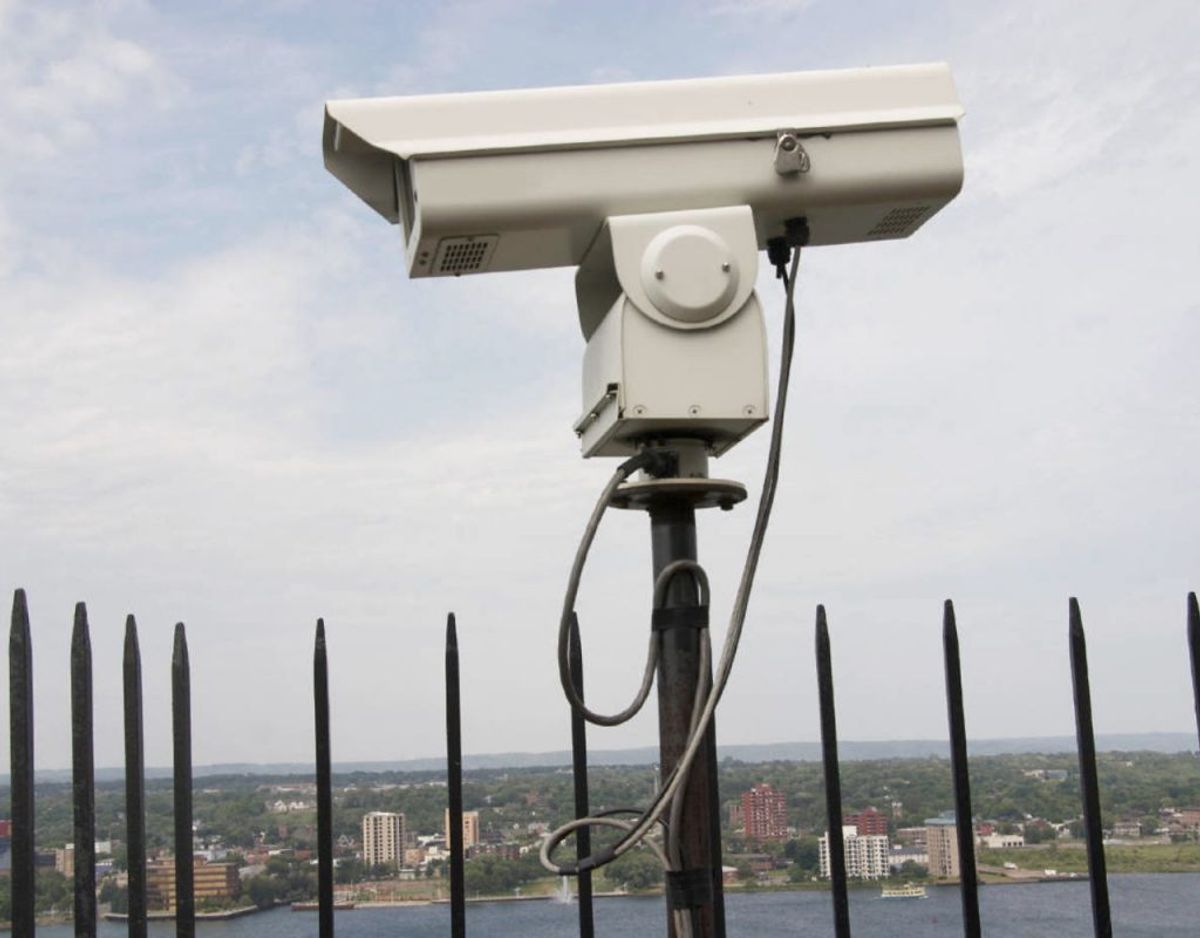 Overvågning: Danske kommuner får lov til at filme borgerne på gader, veje og pladser, hvis kommunen og politiet mener, det kan fremme trygheden. Og både offentlige myndigheder og private virksomheder får lov til at overvåge arealer op til 30 meter fra bygningen. Foto: Scanpix