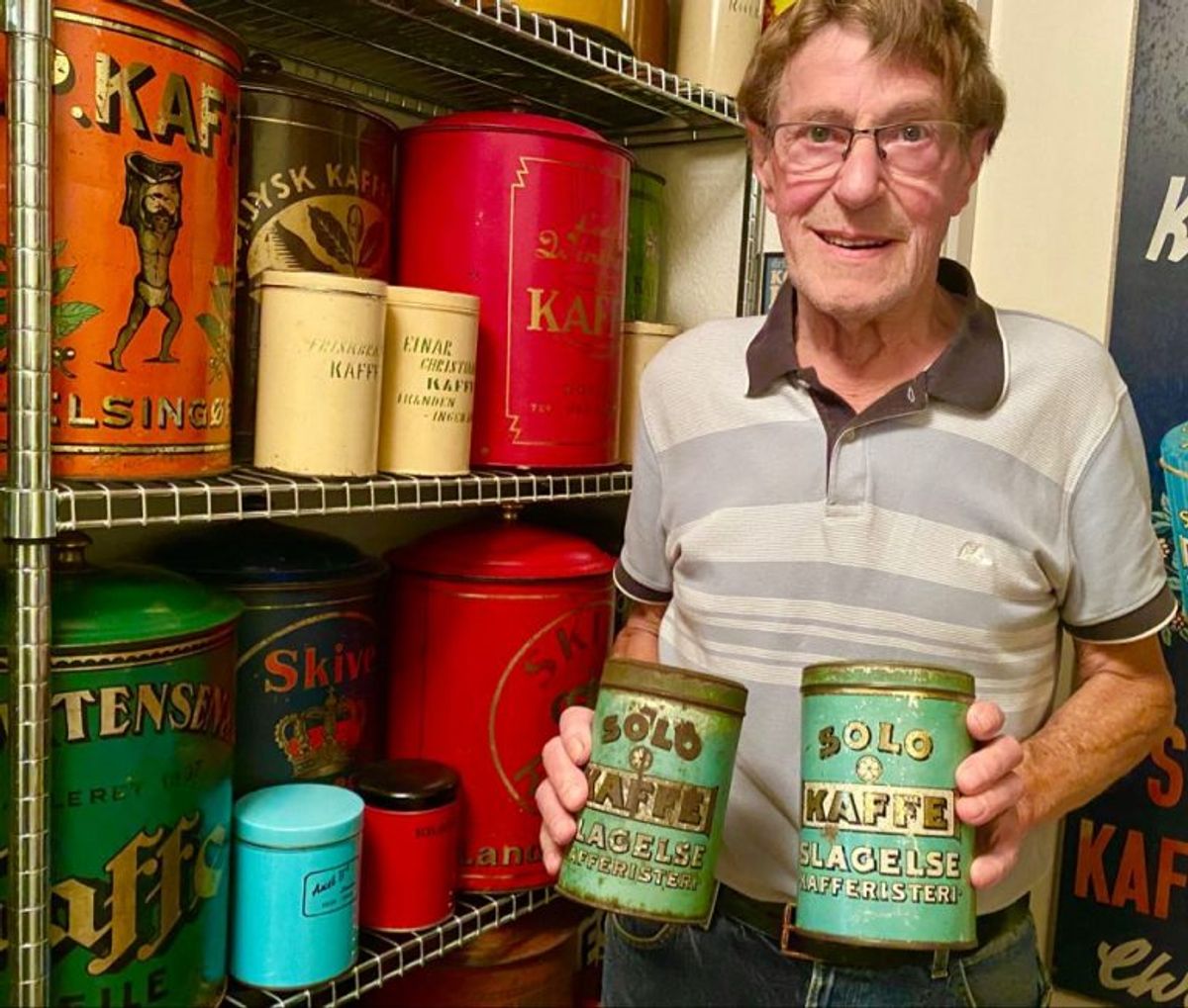 Henrik Larsen samler på ting, der har med kaffe at gøre. ALT, der har med kaffe at gøre. KLIK og se billeder af dele af den imponerende samling. Foto: Jørgen Rosengren/Newsbreak.dk.