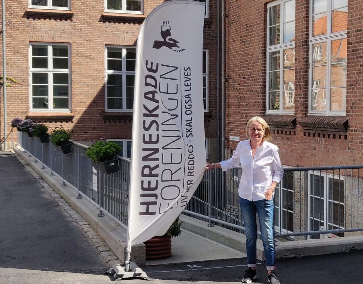 I dag er Karin glad, og hun tildeler fællesskabet i Hjerneskadeforeningen en del af æren for, at hun har det så godt i dag. Foto: Newsbreak.dk.