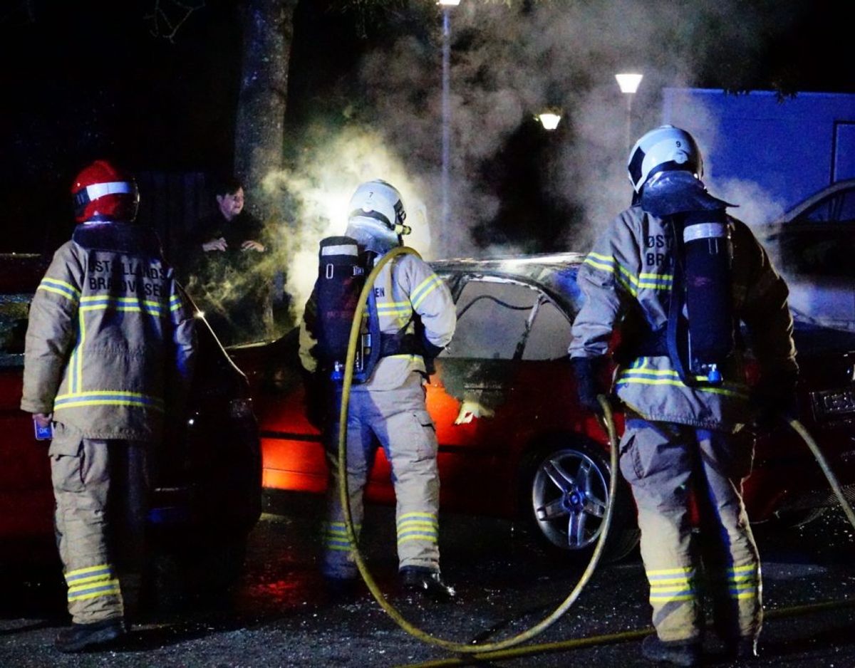 En bil var sent mandag aften i brand. Den kan være påsat – derfor efterlyser politiet nu vidner. KLIK for flere billeder. Foto: Presse-fotos.dk.