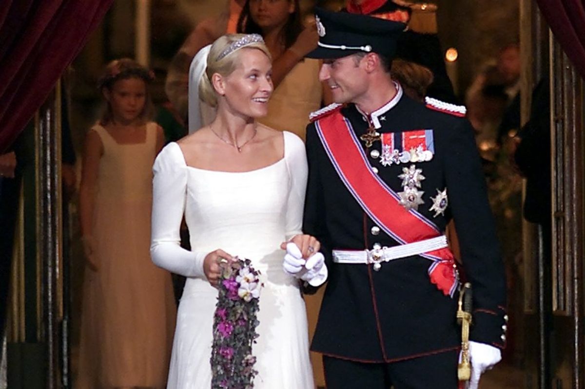 Det er 19 år siden, at kronprins Haakon af Norge giftede sig med kronprinsesse Mette-Marit. Til brylluppet var bruden iført en kjole, som hun selv havde været med til at designe. På hovedet bar hun et diadem, som var en gave fra svigerforældrene, kong Harald og dronning Sonja. (Arkivfoto) – Foto: Scanpix. KLIK VIDERE OG SE FLERE BILLEDER FRA DEN STORE DAG