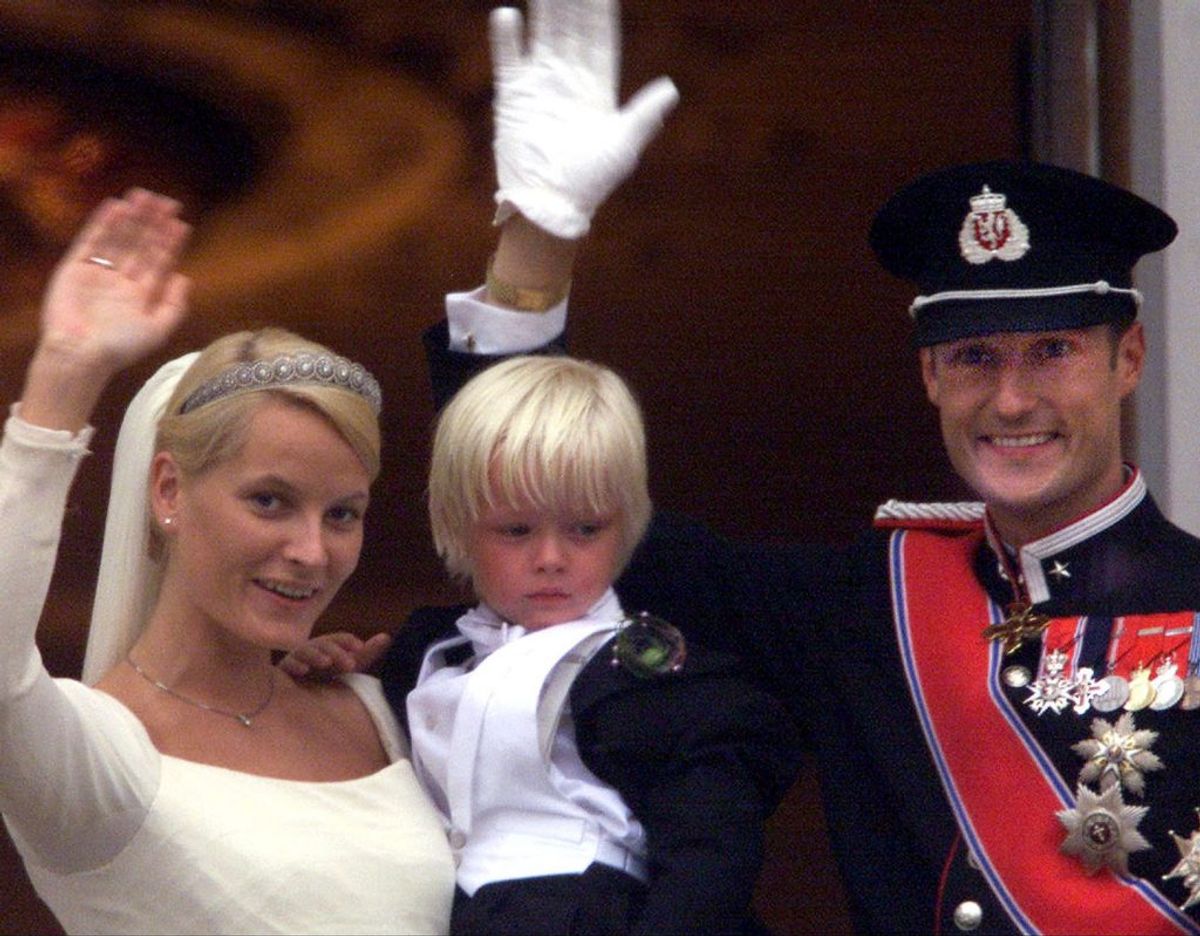 Kronprinsesse Mette-Marit havde sønnen Marius fra et tidligere forhold, da hun mødte den norske tronarving. Til brylluppet havde Marius rollen som brudesvend. Trods sin mors royale titel er Marius, som i dag er en ung mand på 23 år, forblevet borgerlig. (Arkivfoto) – Foto: Scanpix.