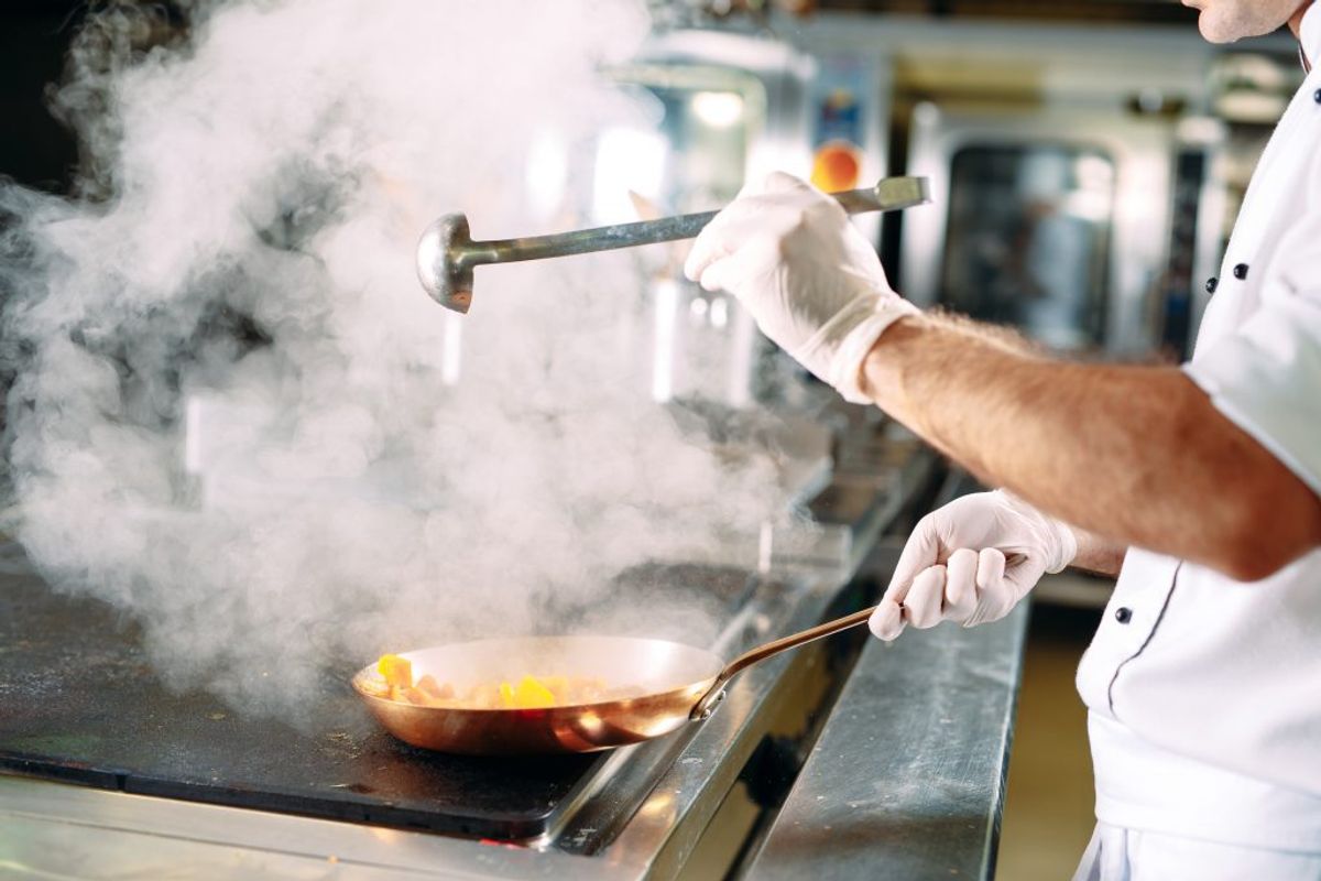 FEJL: Du overopheder panden. Hvis panden overophedes, kan non stick-belægningen blive brændt af og miste sin non stick-evne. Belægningen kan også frigive sundhedsskadelige stoffer. Kilde: Forbrugerrådet Tænk. Arkivfoto.