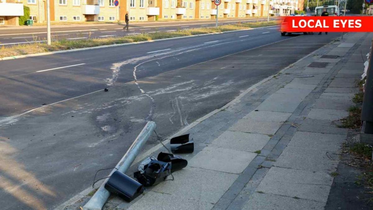 En noget påvirket mand nedlagde denne mast. Lige foran politiet. Foto: Local Eyes.