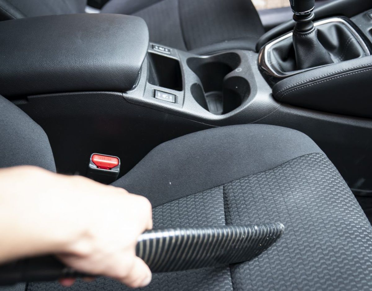 Det er en god idé at gå bilen efter for stenslag og solcremesfingre, ligesom en indvendig rengøring og grundig støvsugning er vigtig, inden hverdagen melder sig igen, siger fagfolk. KLIK VIDERE OG SE TIPS TIL.M HVORDAN DU KOMMER AF MED GENSTRIDIGE PLETTER I BILEN. (Arkivfoto) – Foto: Niels Christian Vilmann/Ritzau Scanpix