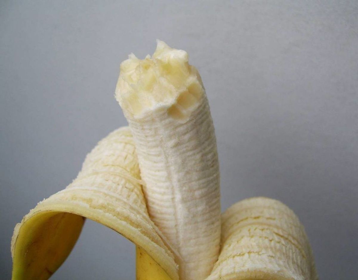 En bananplet ser i starten ikke ud som noget særligt, men med tiden bliver den sort. Man skal forsøge at skrabe det værste banan væk med en kniv uden at tvære det ud over det hele, for derefter at sprøjte pletfjerner på. Forsøg at duppe pletten væk med vådt køkkenrulle. Det må dog ikke være for vådt. Bliv ved ind til pletten er væk. Foto: Scanpix