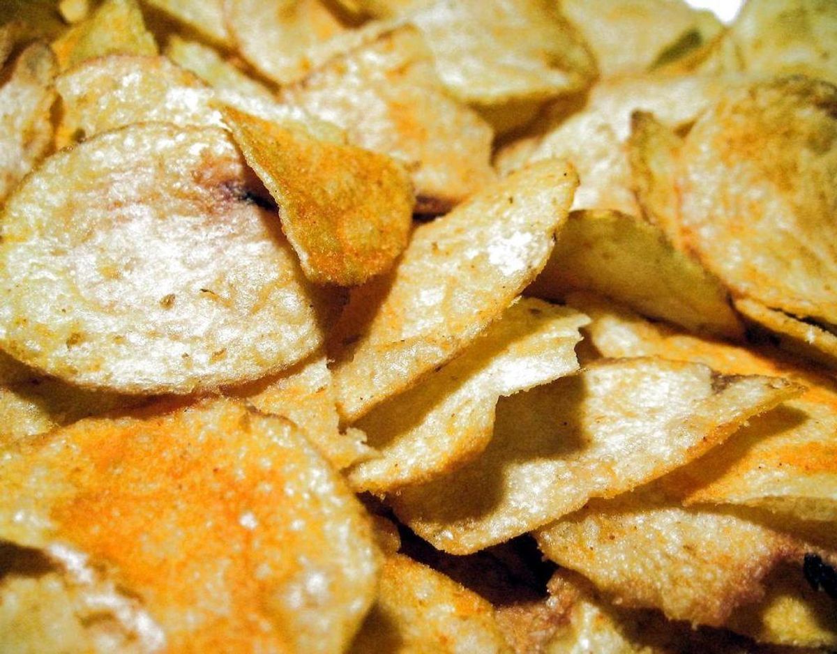Chips, muffins og kiks fjernes bedst ved at bruge en fejebakke og en lille børste eller ved at støvsuge det op. Skulle der været fedtpletter efter eksempelvis chips, så skal du duppe det med vådt køkkenrulle og derefter putte kartoffelmel eller talkum på, som suger fedtet. Foto: Scanpix