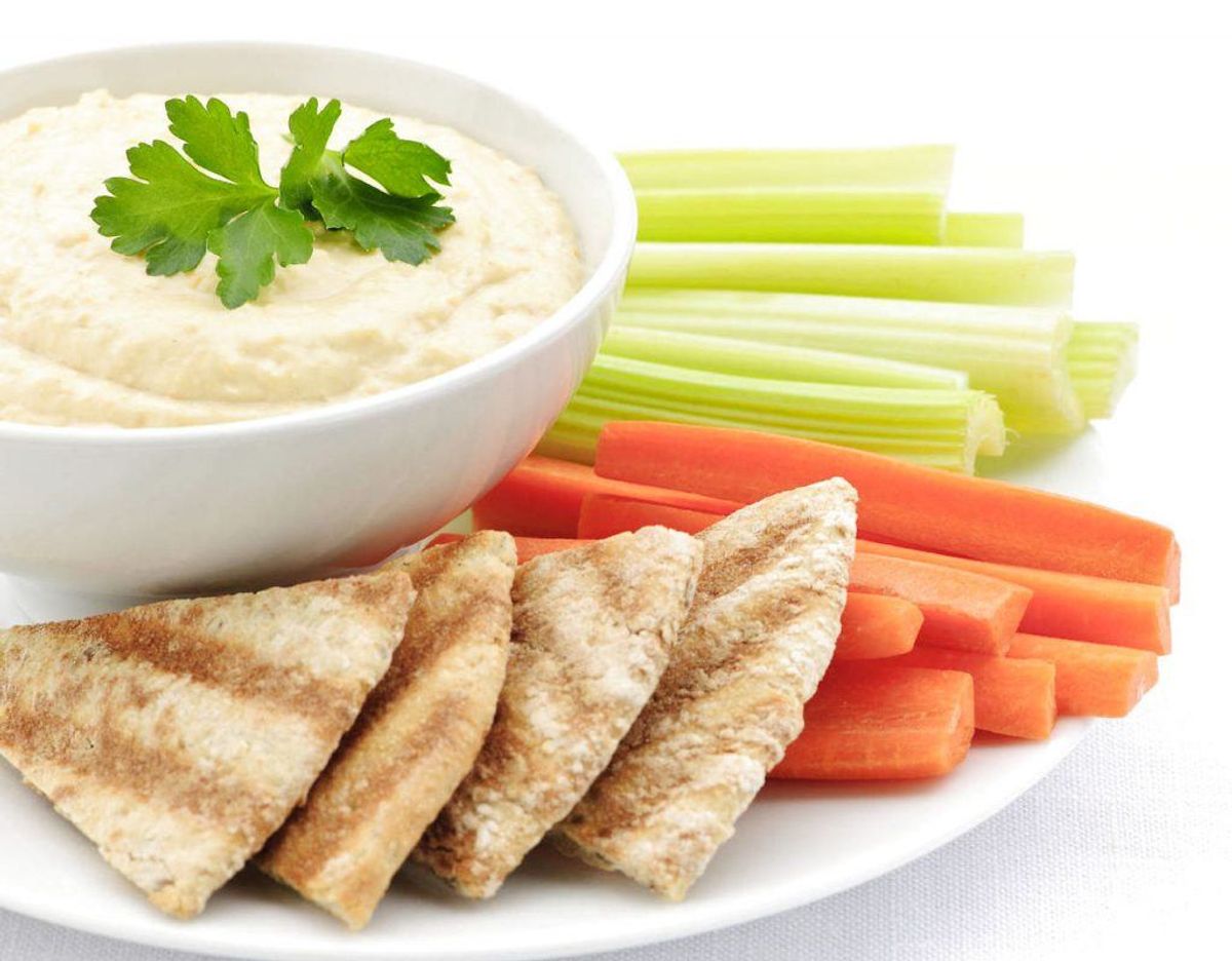 Humus kan give oliepletter, derfor skal man skrabe det overskydende humus væk. Brug opvaskemiddel eller en blanding af vaskepulver og vand til at sprøjte på plettet. Skrub i cirkulære bevægelser, tør det af med vand og lad det lufttørre. Foto: Scanpix