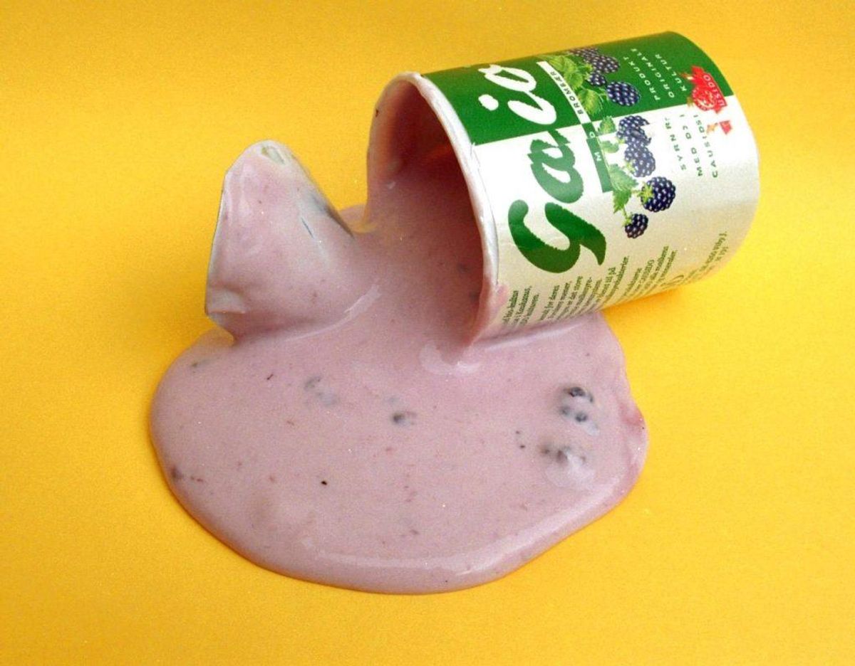 Skrab overskydende yoghurt af. Bland en spiseske opvaskemiddel med to kopper varmt vand. Brug en ren svamp til at duppe pletten indtil den har suget blandingen. Fortsæt indtil pletten er væk. Foto: Scanpix