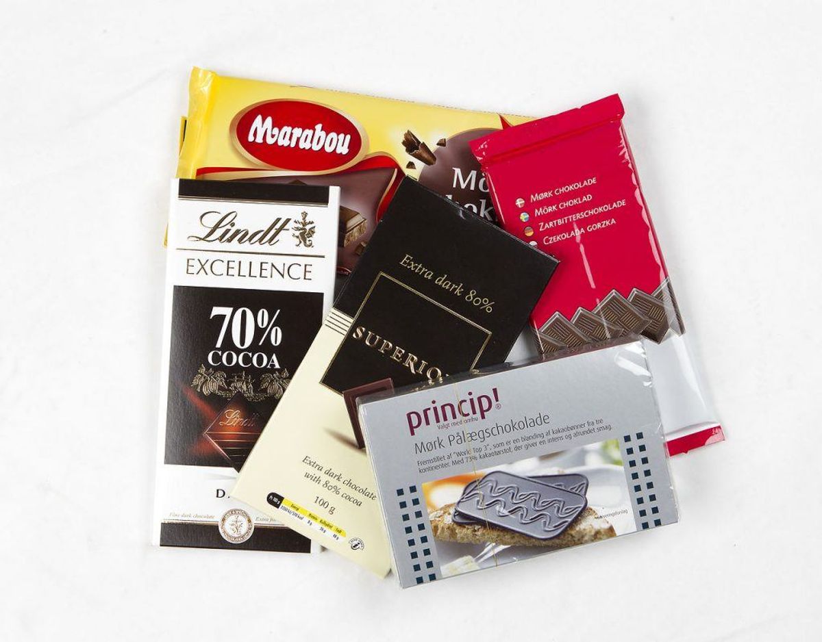 Det er vigtigt at chokoladepletter fjernes med det samme, ellers forbliver de. Skrab det overskydende chokolade af. Sprøjt pletten med pletfjerner og gør pletten våd med køkkenrulle. Til slut skal du rense området med vand og duppe området for at tørre det. Foto: Scanpix