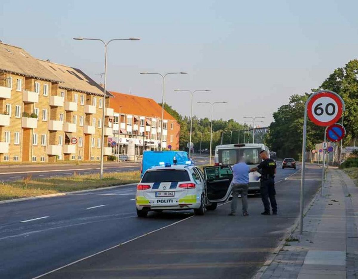 En mand måtte en tur med politiet, efter at have nedlagt en pæl med sin bil. Foto: Local Eyes.