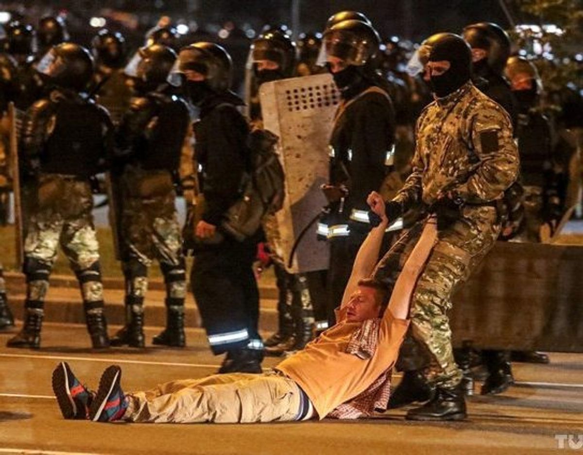 Under protesterne i Minsk røg politi og demonstranter flere gange i gadekamp med hinanden. Her ses et oppositionsstøtte, der blev trukket væk af politiet. KLIK VIDERE OG SE FLERE BILLEDER. Foto: Tut.by/Reuters