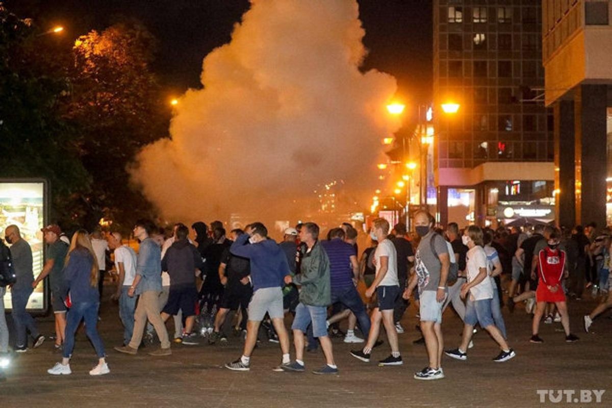 Politiet måtte bruge chokgranater mod demonstraner, der kaldte stemmeoptællingen ved søndagens præsidentvalg for svindel. Foto: Tut.by/Reuters
