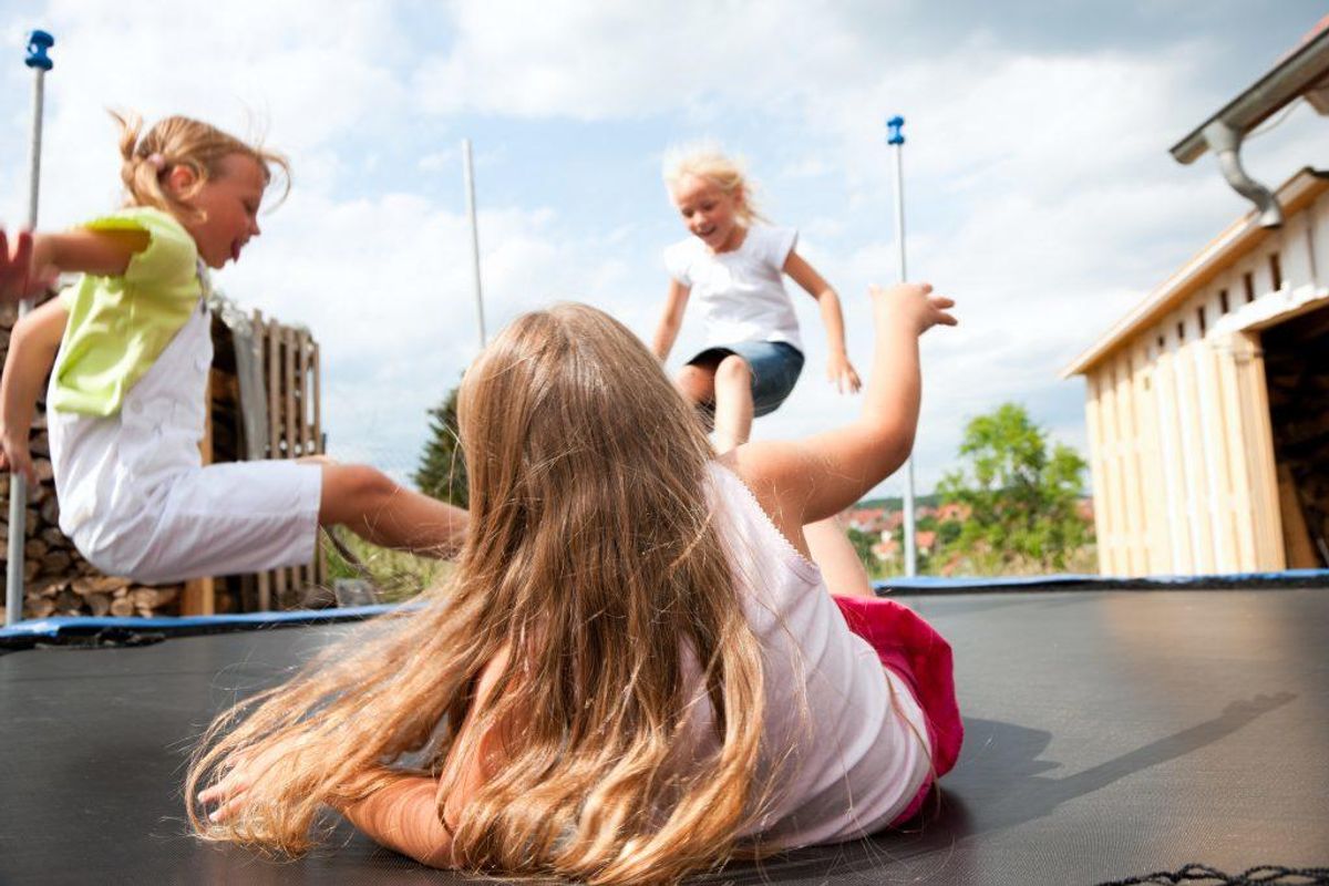 Følger du de fem trampolin-råd? Råd nummer 1 er: Hop altid en ad gangen. Se de fire andre råd ved at klikke videre i galleriet.