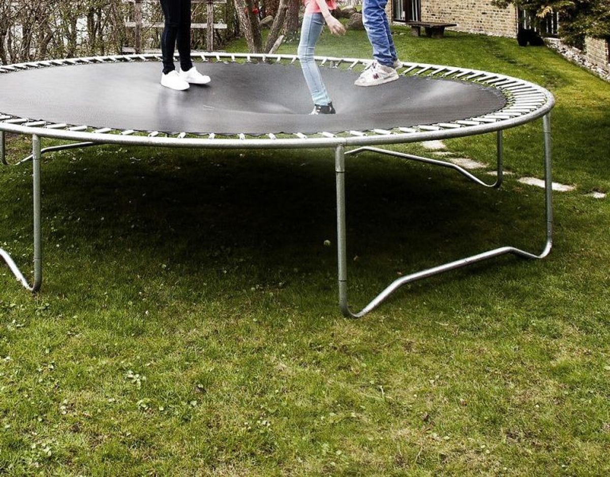 Børn skal være påpasselige, når de hopper på trampolin. Ellers kan det gå galt. Genrefoto: Scanpix. KLIK VIDERE OG SE GODE RÅD TIL SIKKER LEG PÅ TRAMPOLIN.
