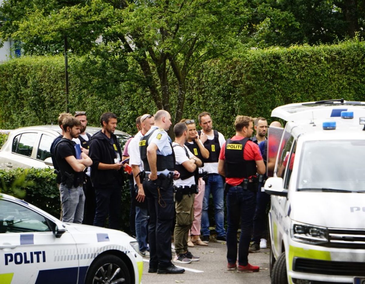 En massiv politiindsats i boligområde efter fund af død person. Op mod 30 betjente er på stedet. Foto: Presse-fotos.dk