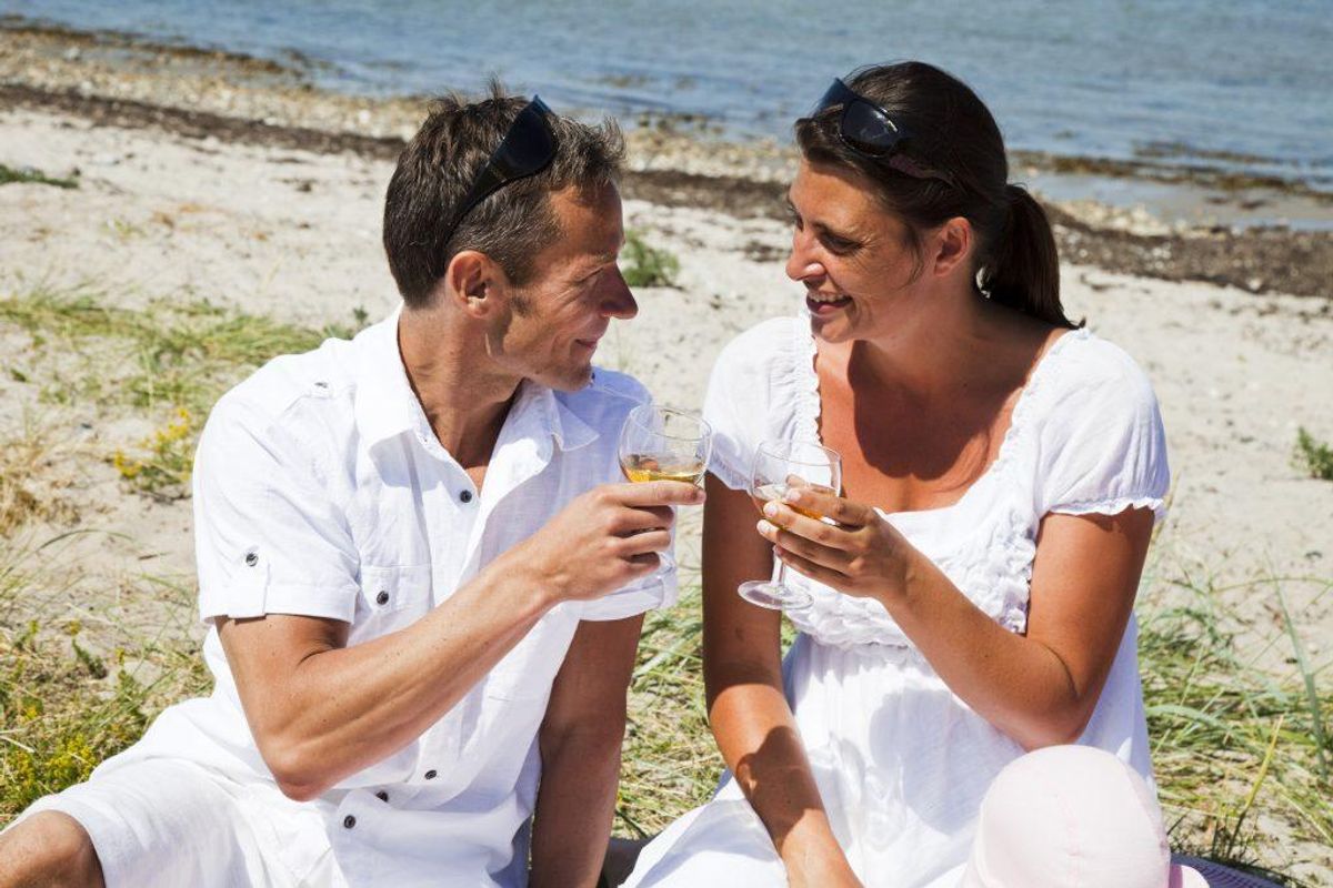 Alkohol er vanddrivende, og det betyder, at risikoen for hedeslag er øget, når du drikker alkohol. Alkohol virker desuden bedøvende, og det øger risikoen for, at du ikke mærker de første symptomer på hedeslag. Foto: Colourbox.