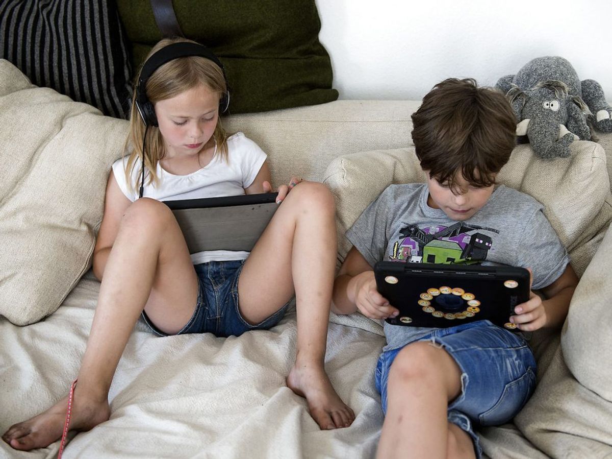Har du en stofsofa bør du passe med at spraye og skure for meget med rengøringsmiddel. Hvis der er kommet en plet kan du nøjes med kun at fjerne pletten og ikke nødvendigvis gøre hele sofaen rent.
Kilde: Reader’s Digest. Foto: Scanpix.