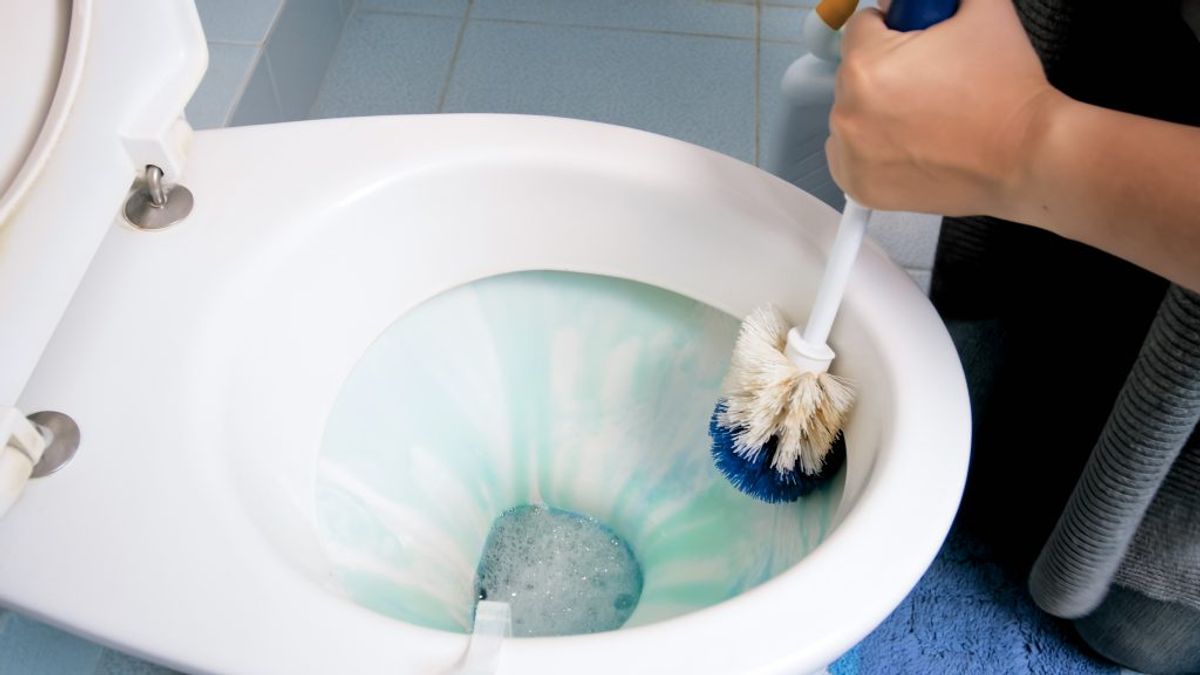 En hurtig tur med børsten i kummen med lidt WC-rens giver både ren duft og får toilettet til at fremstå rent og pænt.
Kilde: Reader’s Digest. Arkivfoto.