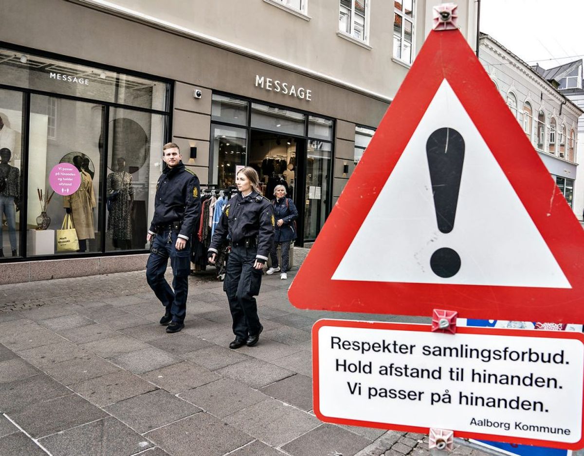 Betjente fra Nordjyllands Politi på patrulje i forbindelse med håndhævning af regler om afstand ved erhvervslivets genåbning. Arkivfoto. (Foto: Henning Bagger/Ritzau Scanpix)