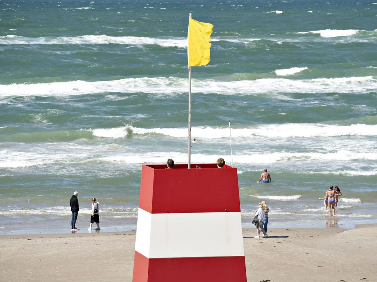 Livreddere advarer mod revlehuller på danske strande. Hvert år er de skyld i alvorlige ulykker. Senest skete det tirsdag eftermiddag. Foto: Henning Bagger/Ritzau Scanpix/ Arkiv