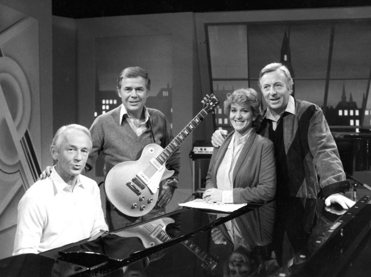 Bent Fabricius-Bjerre (tv) sammen med Jørgen Ingmann, Siv Malmkvist og Henning Moritzen i forbindelse med optagelse af tv-udsendelsen ” Omkring et flygel” i 1982.
Foto: Bjarne Luthcke / Scanpix