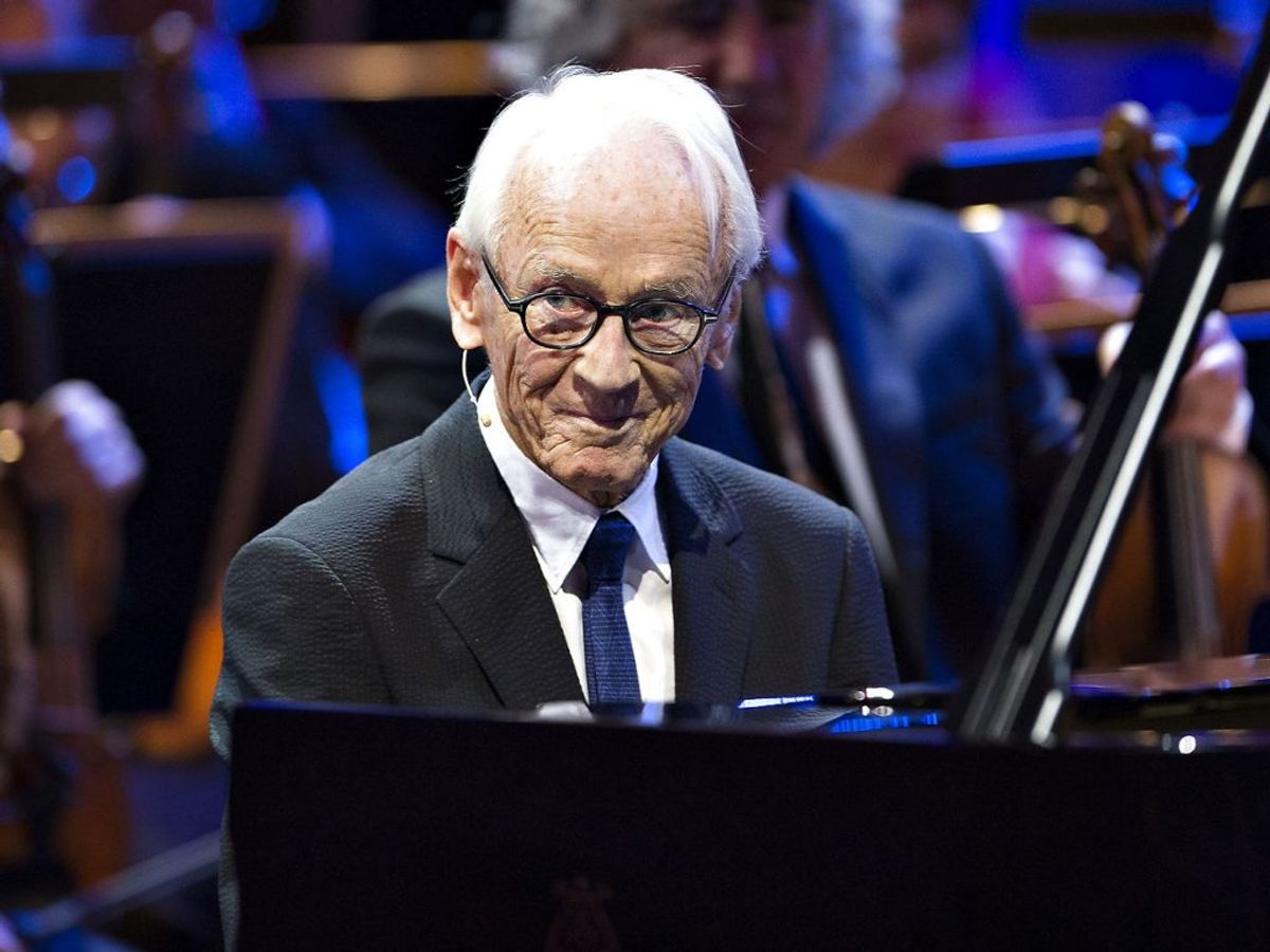 Bent Fabricius-Bjerre bliver her fejret – i anledning af hans 90-års fødselsdag – ved et stort show i Musikkens Hus i Aalborg, den 25. november 2014.
Foto: Henning Bagger / Scanpix