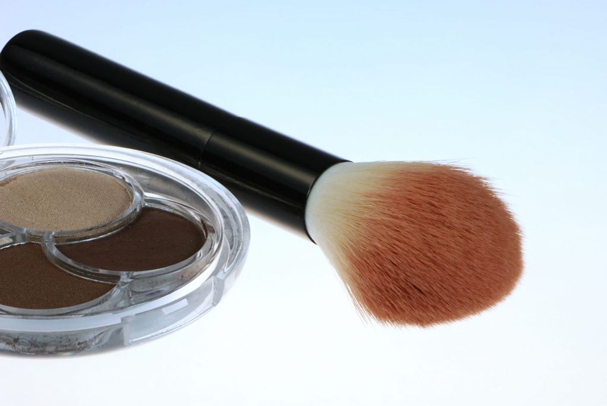 Hvis du bruger makeup i soveværelset, så er det også en af de helt store bakteriebomber. Foto: Colourbox