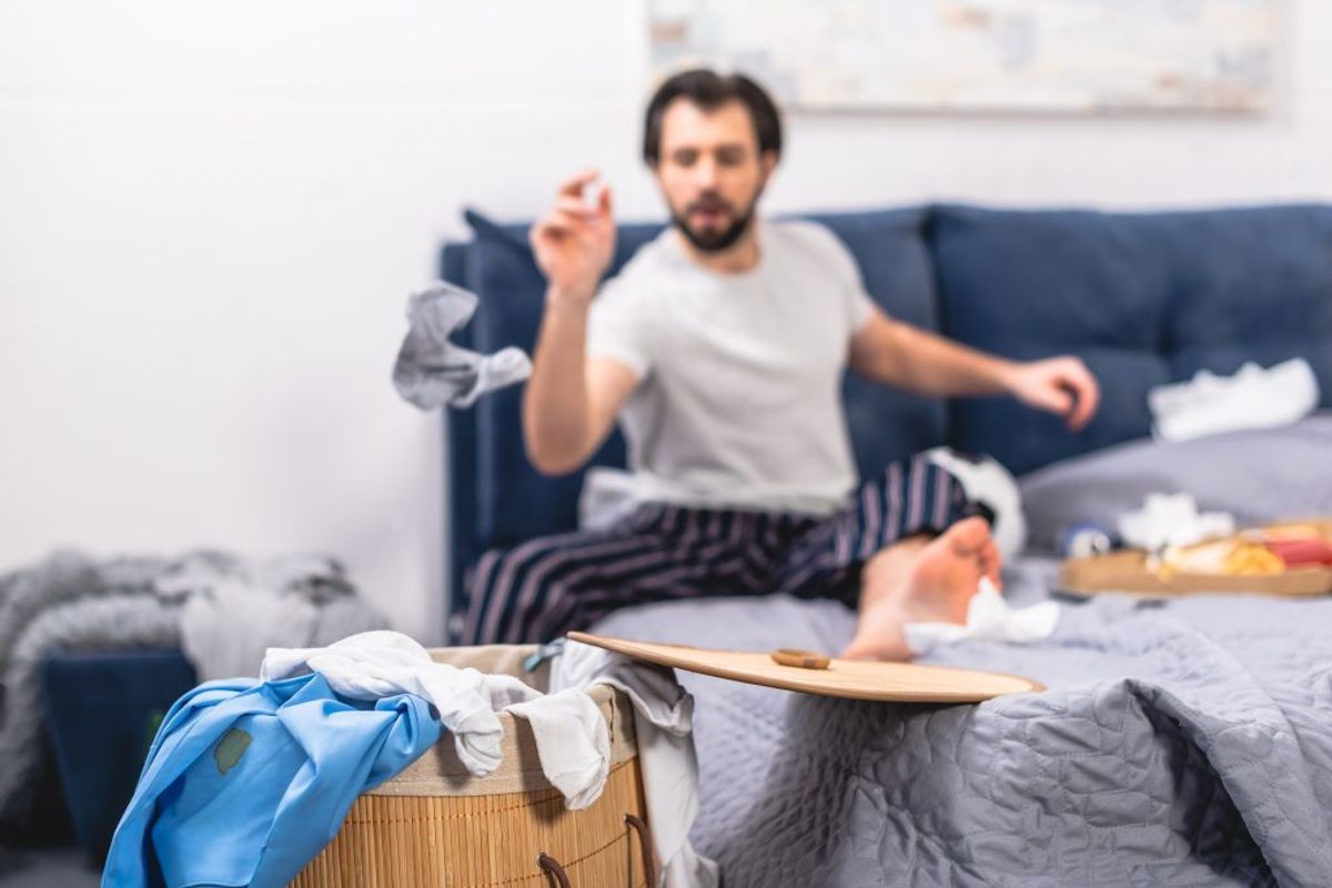 Hold soveværelset fri for beskidt vasketøj. Ikke alene ser det rodet ud, men det samler også bakterier og støvmider. Foto: Colourbox