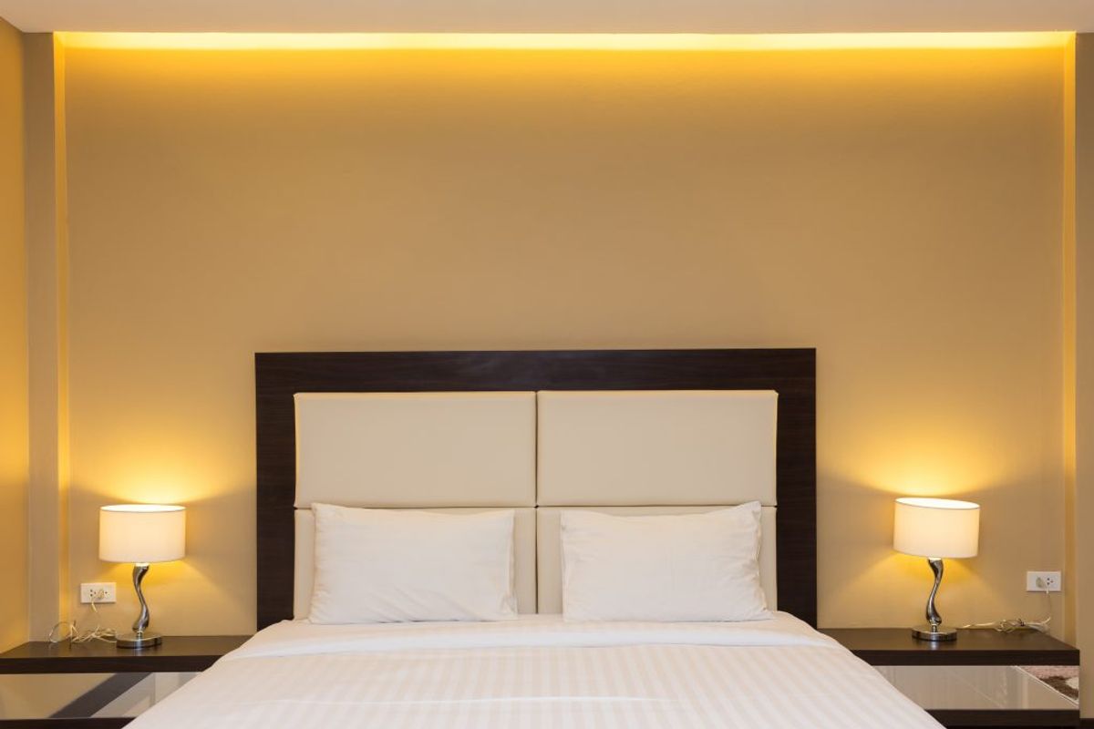 Det er lækkert at have en lampe ved sengen, men husk at støve af løbende. Foto: Colourbox