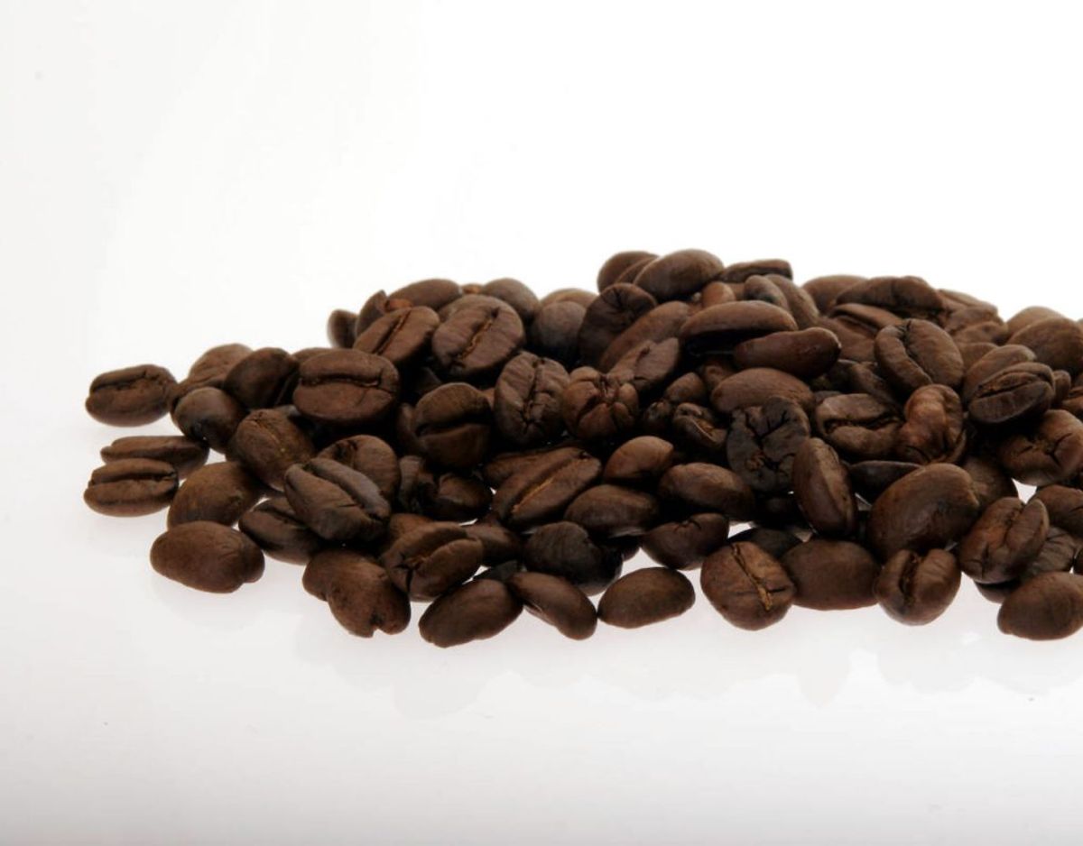 Kaffebønner er en anden ting, der bør smides ud af fryseren. De bevarer ganske rigtig sin friskhed, men kaffebønner suger også fugt fra andre ting – og altså dermed også smag. Så de SKAL bruges indenfor tre måneder. Foto: