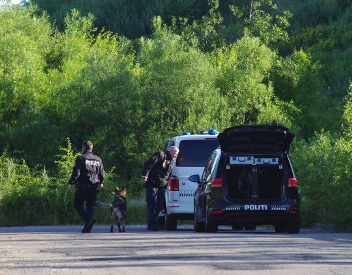 Politiindsats ved Lenesvej i Brabrand i Aarhus, torsdag den 23. juli 2020. En 42-årig er dræbt af knivstik og yderligere to personer er såret på Lenesvej i Brabrand, oplyser Østjyllands Politi torsdag morgen.. (Foto: Øxenholt foto LONE CORNELIUSSEN/Ritzau Scanpix) Foto: Øxenholt Foto Lone Corneliussen/Scanpix DU KAN SE FLERE BILLEDER I BUNDEN AF ARTIKLEN.