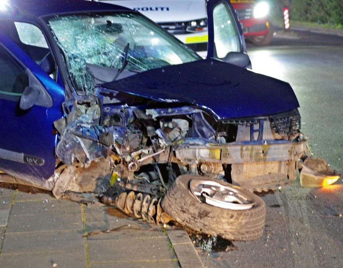 I bilen sad fire unge mænd. De kunne alle selv komme ud af bilen efter sammenstødet. Foto: Øxenholt Foto