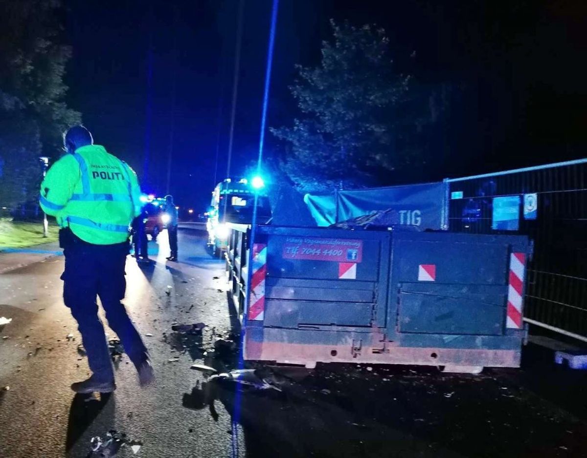En bil bragede onsdag aften ind i en parkeret container. En person blev fløjet på sygehuset. Foto: Øxenholt Foto