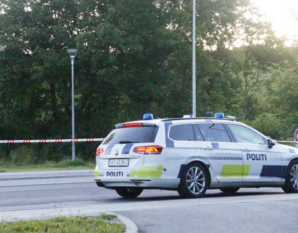 Politiet har torsdag morgen afspærret Lenesvej i Brabrand ved Aarhus. DU KAN SE FLERE BILLEDER FRA STEDET NEDENFOR ARTIKLEN. Foto: Presse-fotos.dk.