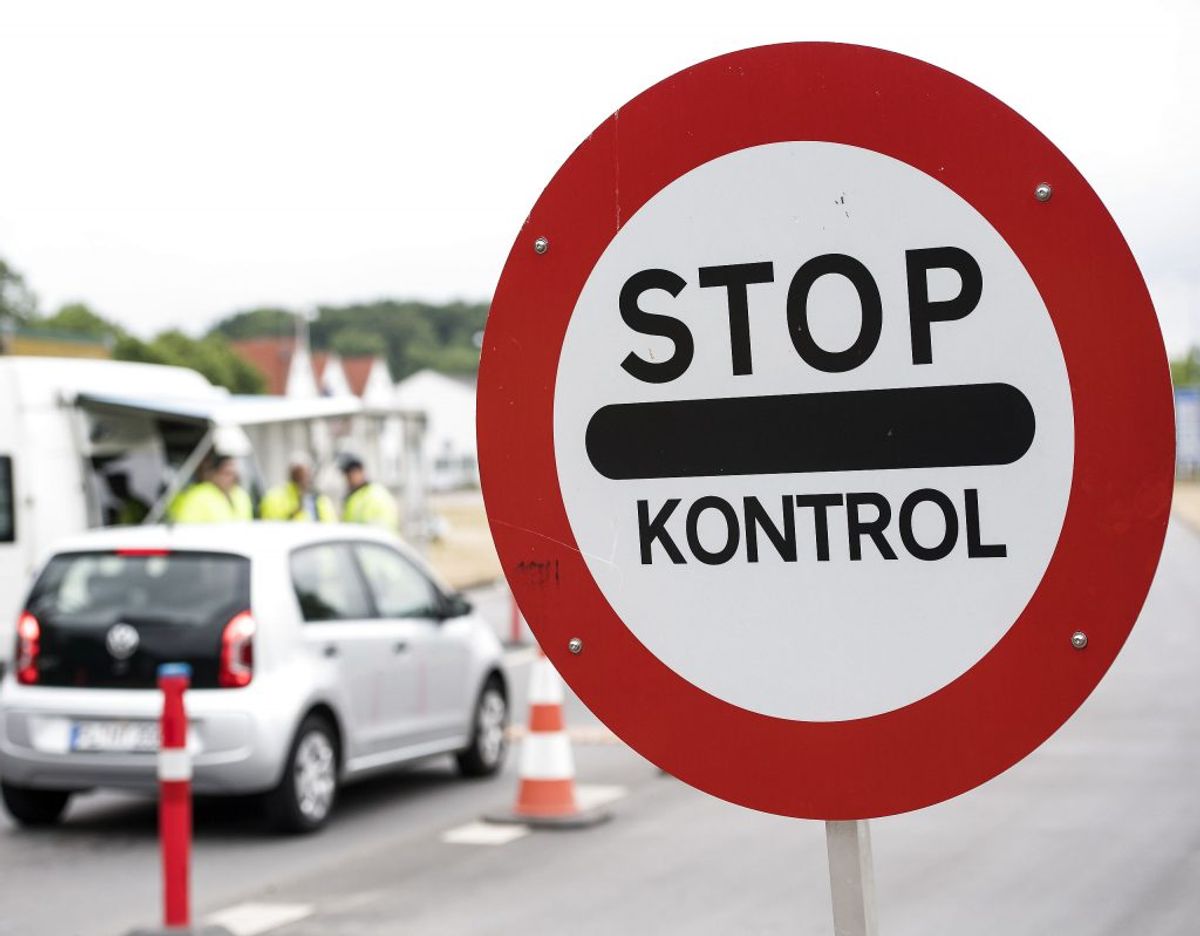Schengen-samarbejdet betyder, at du i en række lande udenfor norden ikke skal vise pas:
Belgien, Estland, Frankrig, Grækenland, Holland, Italien, Letland, Litauen, Luxembourg, Malta, Polen, Portugal, Slovakiet, Slovenien, Spanien, Tjekkiet, Tyskland, Ungarn og Østrig.
Men da du skal kunne bevise dit statsborgerskab, skal du alligevel medbringe dit gyldige pas, når du opholder dig i et Schengen-land uden for Norden. Claus Fisker/Scanpix