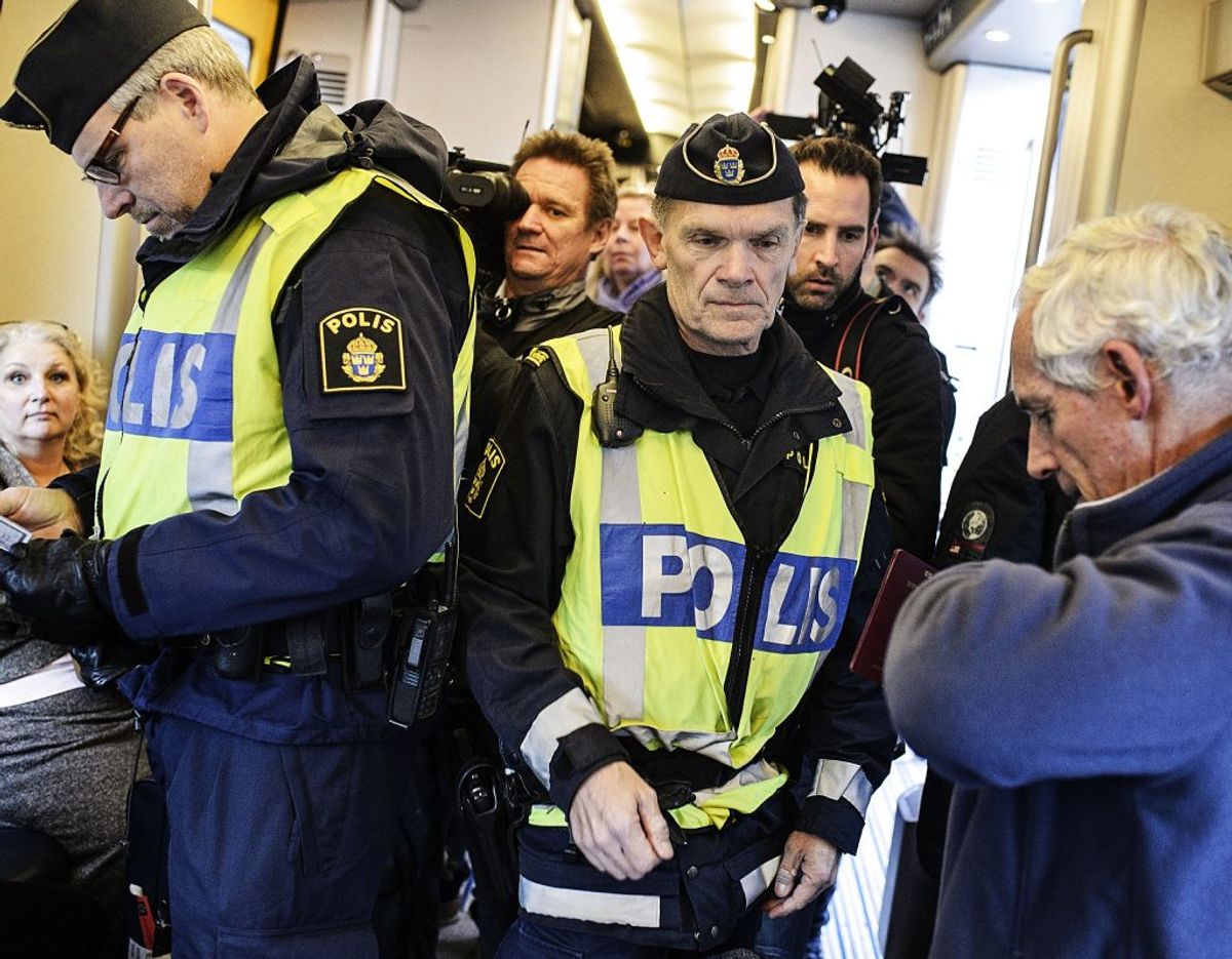 Når du rejser ind i Sverige skal du vise gyldig legitimation. Du skal fremvise billed-ID (eksempelvis pas eller kørekort). Som dansk statsborger skal du ikke fremvise pas ved indrejse i Norge, Finland og Island. Du skal dog stadig kunne legitimere dig selv på forlangende. Derfor er det en god idé at have pas med alligevel. foto: Simon Læssøe/Scanpix