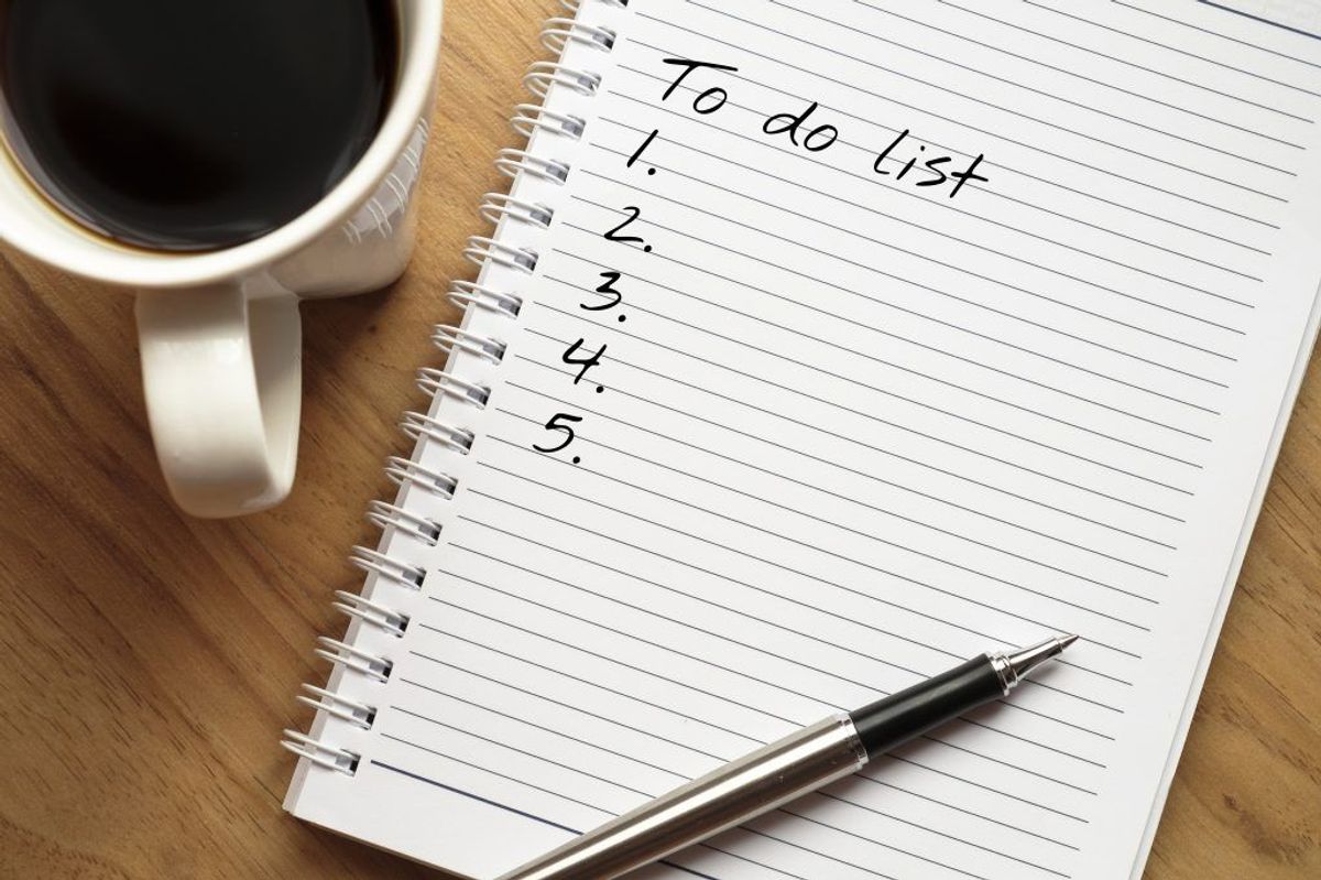 TAG DE NEMME OPGAVER FØRST: Lav en to-do-liste og gå i gang med de nemme opgaver først. Forskning viser, at lykkecentret i hjernen blusser op, hver gang man streger opgaver ud på en liste, så sørg for at skrive selv de mindste ting ned. Foto: Scanpix