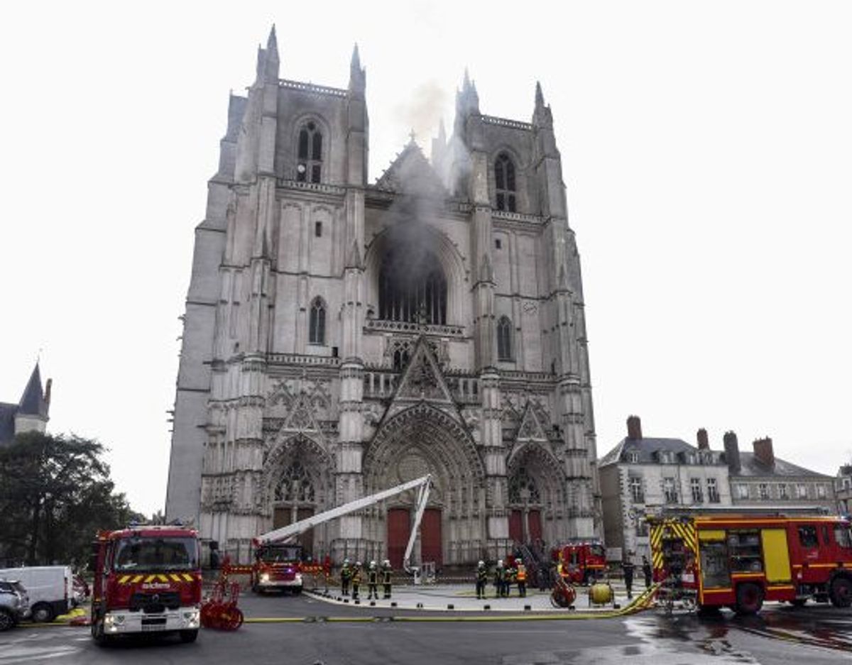 Omkring 60 brandfolk blev lørdag morgen sat ind i kampen mod flammerne, som hærgede katedralen Saint-Pierre-et-Saint-Paul i Nantes i det vestlige Frankrig. DU KAN SE FLERE BILLEDER FRA STEDET I BUNDEN AF ARTIKLEN. Foto: Sebastien Salom-Gomis/AFP