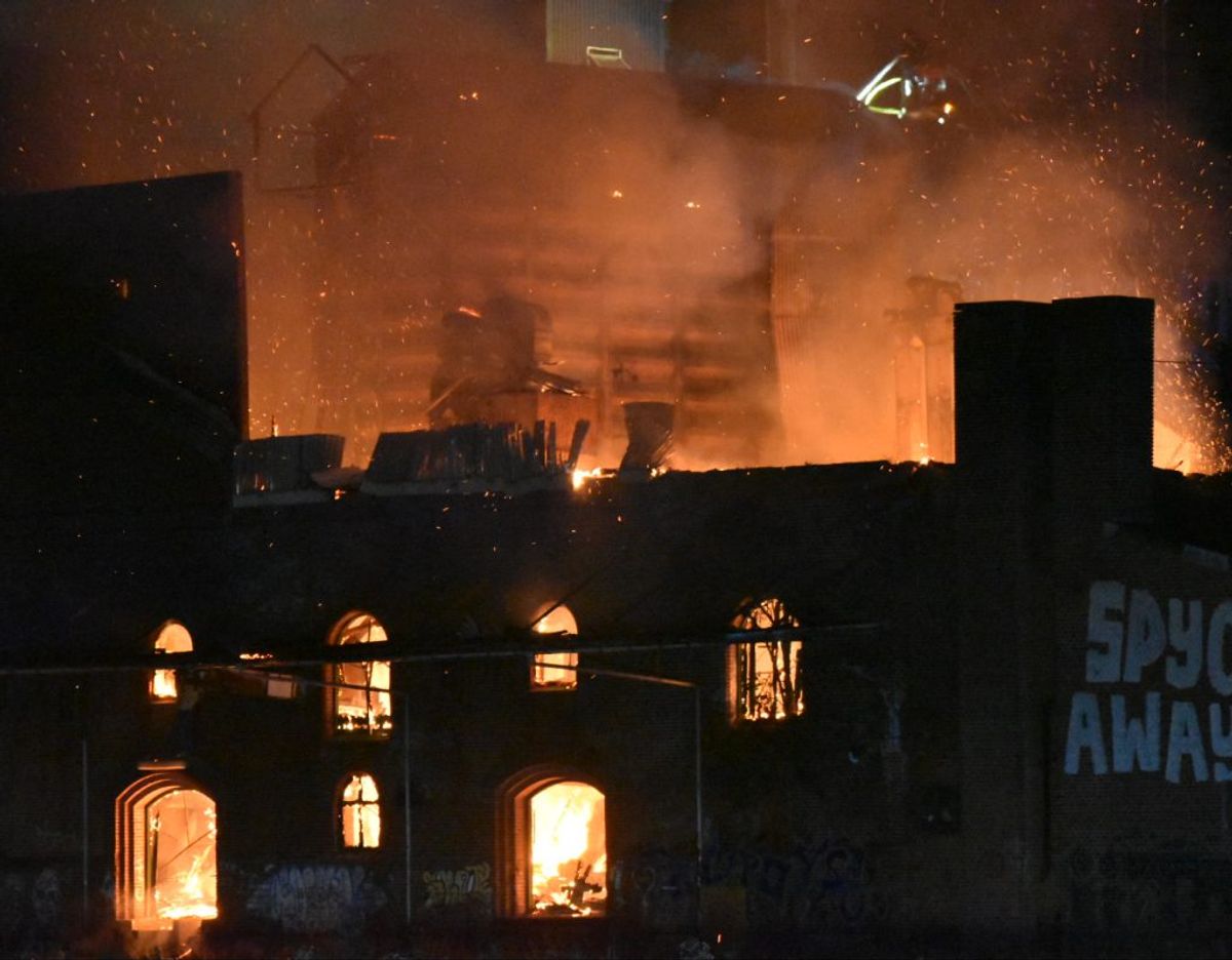 Brandfolk kæmper onsdag morgen med at slukke en brand i en industribygning. DU KAN SE FLERE BILLEDER FRA STEDET I BUNDEN AF ARTIKLEN. Foto: Presse-fotos.dk.